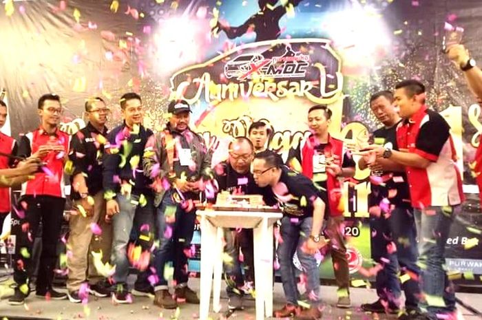 Pemotongan tumpeng dan peniupan lilin menjadi bagian rangkaian acara anniversary yang pertama dari komunitas X-MOC chapter Purwasuka.