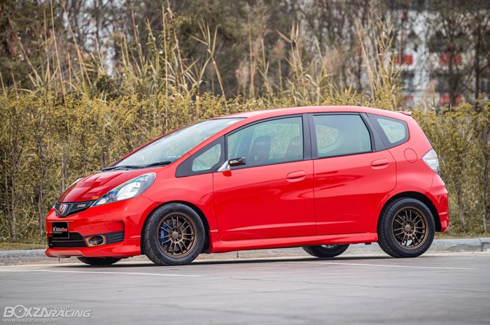 Modifikasi Honda Jazz GE8 merah merona tampil agresif bergaya racing