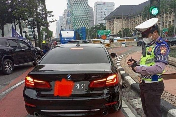 Ilustrasi, pengguna pelat nomor RF sering arogan dan disalahgunakan, polisi akhirnya resmi menghapus pelat nomor RF.