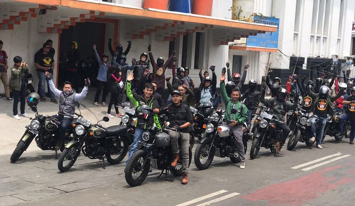 Komunitas Kawasaki W175 berpose di depan kota tua