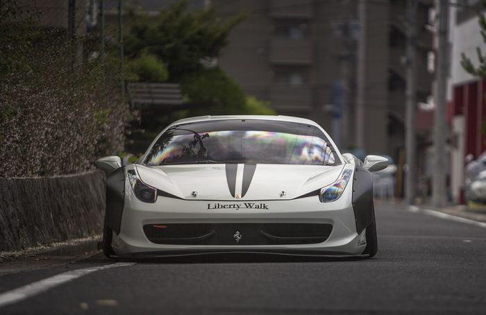 Tampilan depan Ferrari 458 hasil kreasi Liberty Walk