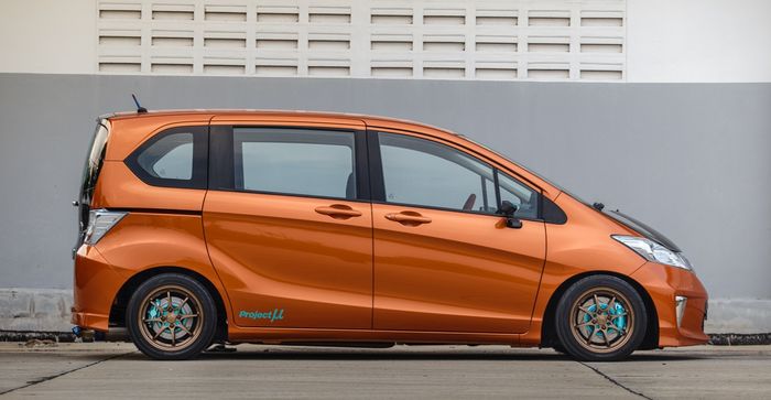 Honda Freed dibungkus cat oranye milik Jazz yaitu Phoenix Orange Pearl 