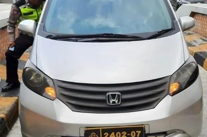 Honda Freed berpelat dinas Polri 2402-07 palsu dan rotator ditangkap Polisi, sopir masih mahasiswa
