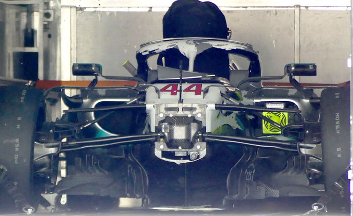 Mobil Mereceds W10 andalan Lewis Hamilton tiba di sirkuit Hockenheim, moncong mobil berwarna putih dan bagian sidepod tetap silver