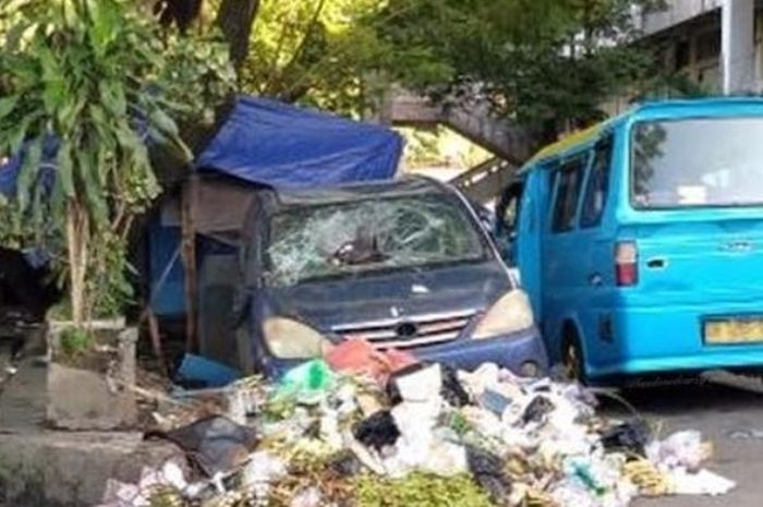 Toyota Avanza teronggok bareng tumpukan sampah