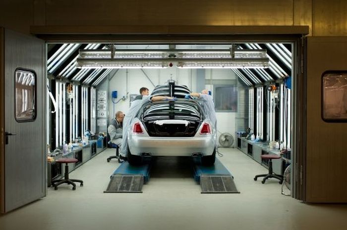 Proses produksi di pabrik Rolls-Royce