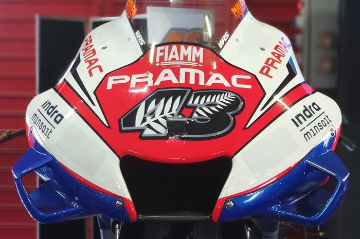 Nomor motor Jack Miller di MotoGP Argentina dihias bendera Selandia Baru dengan lambang daun pakis perak