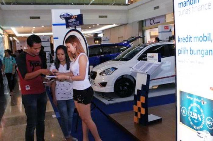 Ilustrasi pengajuan kredit mobil baru.