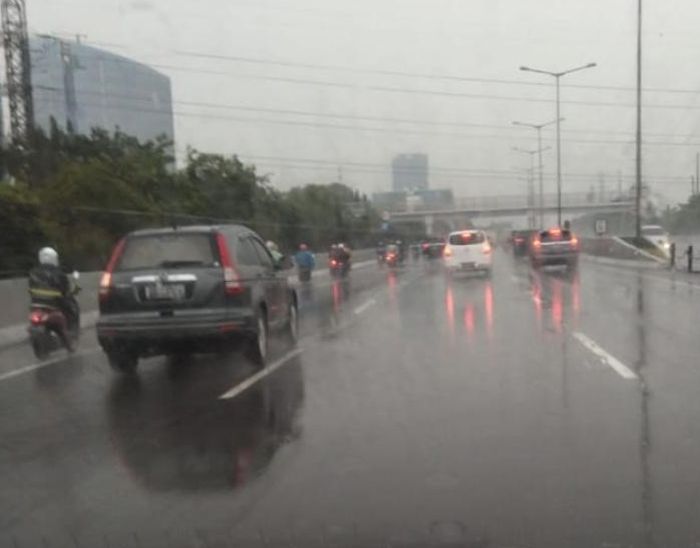 waspada benda asing di jalan tol