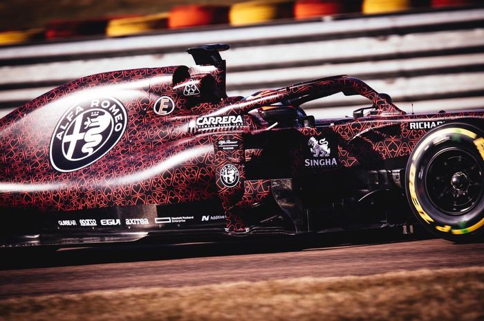 Mobil Formula 1 tim Alfa Romeo Racing untuk musim 2019 terlihat sedang menjalani sejumlah tes