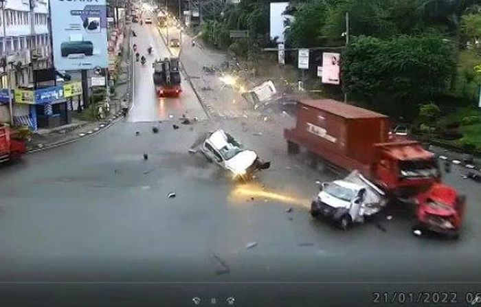Detik-detik kecelakaan maut di Jalan Soekarno Hatta, Muara Rapak, Balikpapan Utara pagi ini, Jumat (21/1/2022).