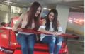Cewek Duduk Di Bokong Porsche GT3 RS, Ditakut-takutin Bakal Digas