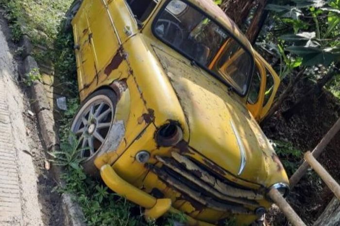 Fiat 1100 yang mangkrak di tepi jalan di daerah Bandung