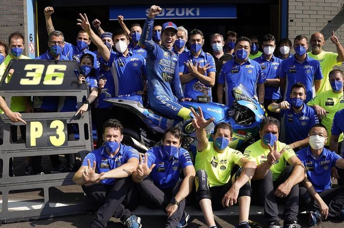tim Suzuki Ecstar bersama Joan Mir saat merayakan hasil kerja keras usai MotoGP Belanda 2021.