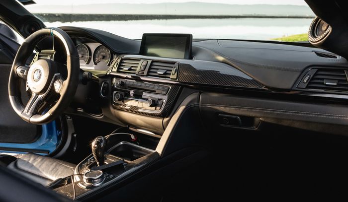 Kabin BMW M4 didominasi part serat karbon dari M Performance