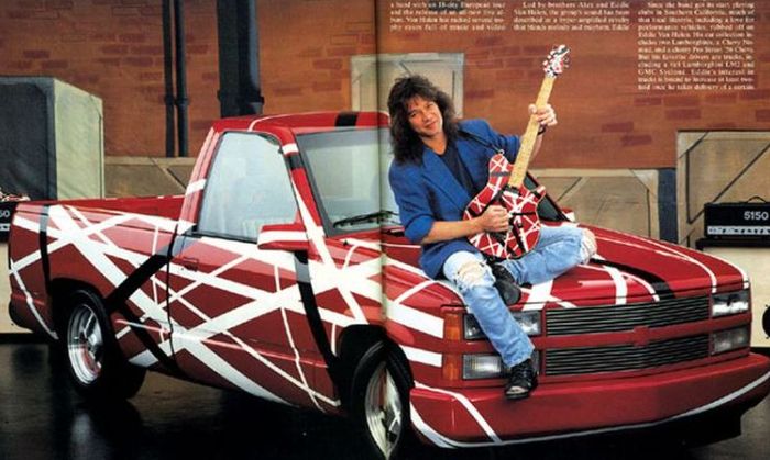 Eddie Van Halen berpose di atas pikap Chevrolet C1500