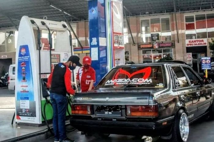 Ilustrasi mobil mengisi bensin