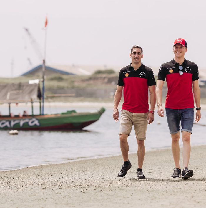 Pembalap Formula E tim Nissan e.dams, Sebastien Buemi dan maximilian Guenther berjalan di pantai seputar Ancol