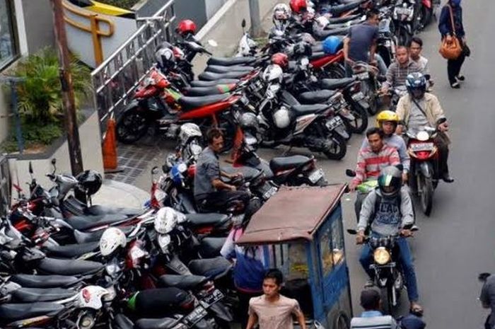 Jadi penyebab kemacetan, Kapolda Metro Jaya Irjen Pol Fadil Imran perintahkan bersihkan parkir liar di Jakarta.