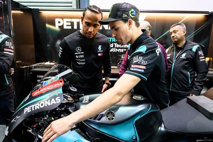 Sebelum menggeber motor MotoGP Yamaha, Lewis Hamilton mendapat pengarahan langsung dari Franco Morbidelli