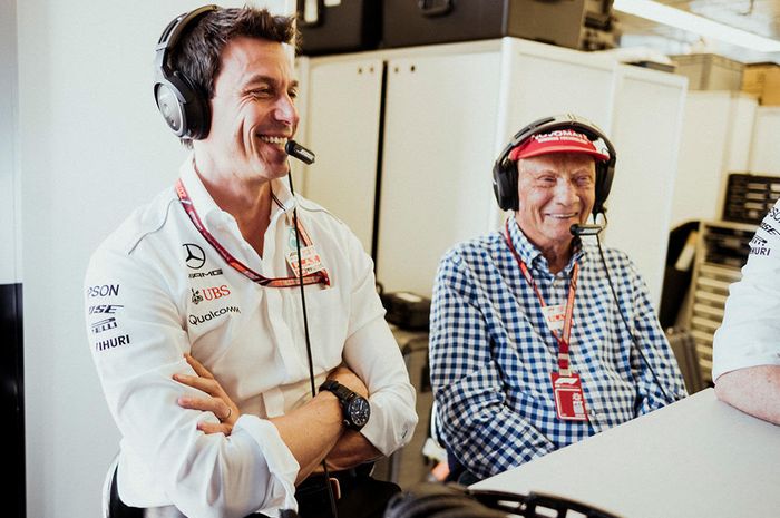 Non-executive chairman tim Mercedes, Niki Lauda (kanan) dan bos tim Mercedes Toto Wolff saat di GP F1 Monako