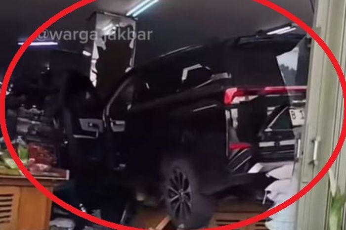 Dalam lingkaran merah, Toyota Veloz berpelat nomor B 1923 HKE terobos tembok kaca toko buah segar di Kalideres, Jakarta Barat hingga nangkring di atas rak etalase