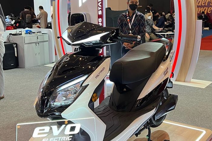 Skuter listrik Polytron eVO yang hadir di Indonesia Motorcycle Show (IMOS) 2022.