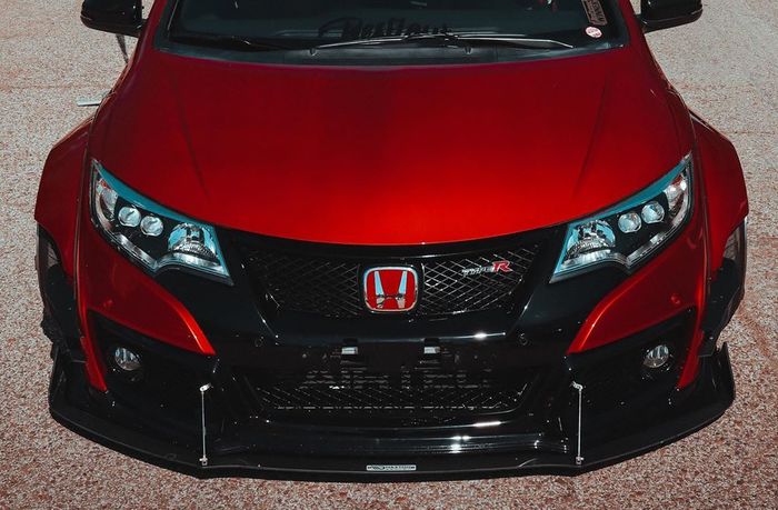 Tampilan depan modifikasi Honda Civic Type R yang sangar mengintimidasi