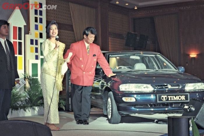 Koes Hendratmo berjas merah saat menjadi MC Timor Gala Dinner di Jakarta Juli 1997