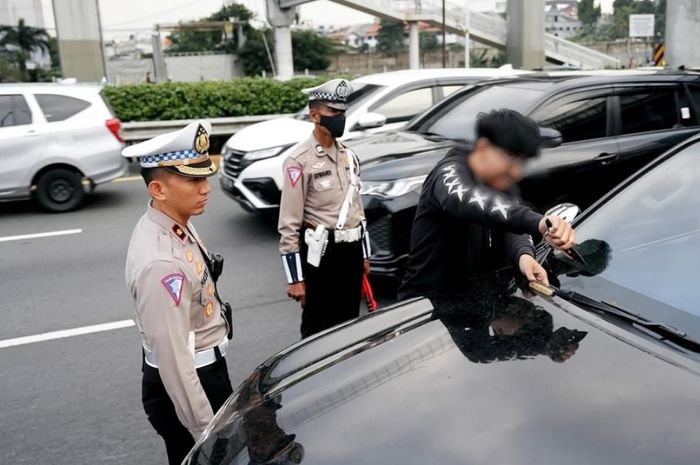 Polisi amankan pengendara mobil pakai strobo