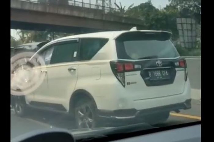 Toyota Venturer 50 Th Anniversary hancur, terlibat kecelakaan beruntun dengan dua Kijang Innova dan Brio di ruas tol Jakarta-Cikampek KM 59