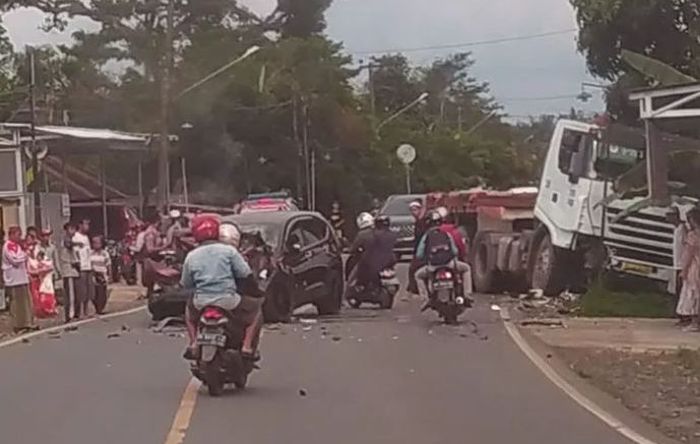 Situasi usai Honda CR-V adu banteng musuh truk trailer di jalan trans Kalimantan, Mataraman, Banjar, Kalimantan Selatan