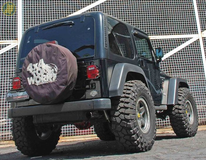 AEV TJ Highline fender kit dipasang supaya ruang untuk roda pada Jeep TJ ini jadi lebih luas. 
