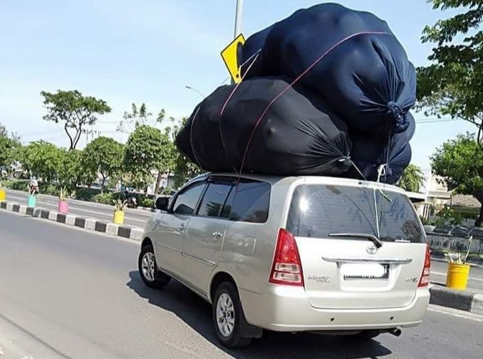 Ilustrasi. Toyota Kijang Innova dengan muatan berlebih.