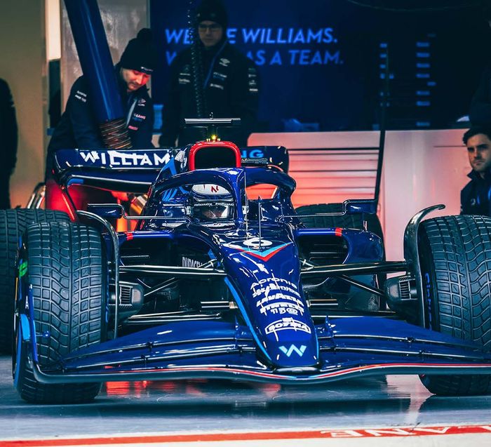 Tak lama setelah launching, pembalap tim Williams melakukan tes mobil FW44 yang sesungguhnya di sirkuit Silverstone