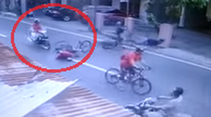 Pesepeda terjatuh di tengah jalan dan tergilas pemotor 