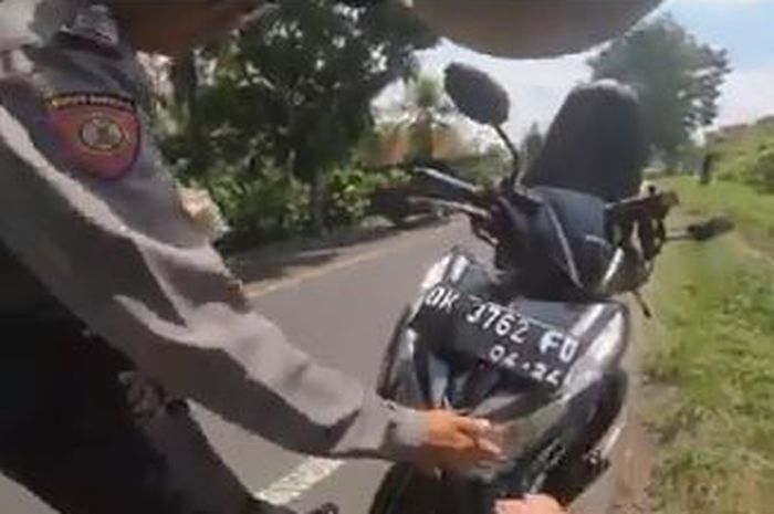 Oknum Polisi di Bali menilang turis Jepang