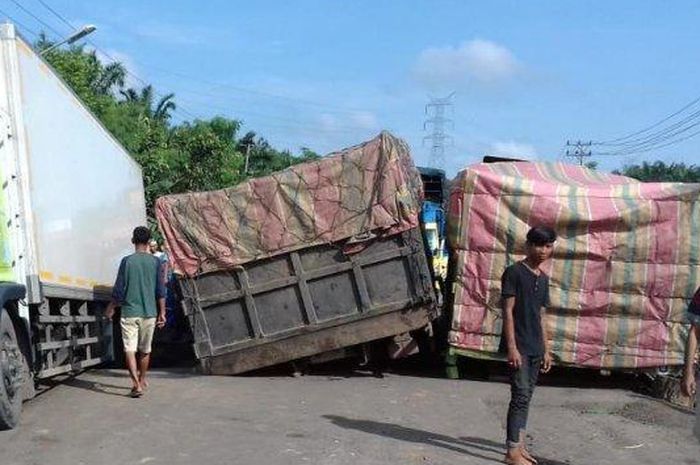 Kondisi Jalintim Palembang-Jambi KM 145 yang ambalas menyebabkan 3 truk terjebak.   