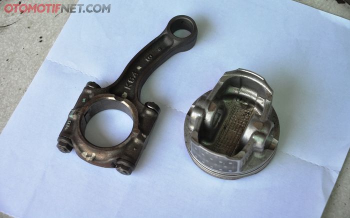 Setang piston bengkok dan piston retak akibat water hammer