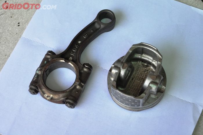 Setang piston bengkok dan piston retak akibat water hammer