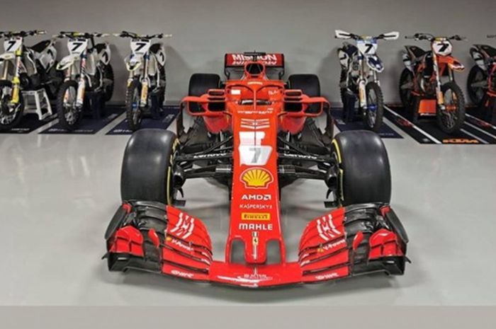 Mobil Ferrari SF71H berada di garasi rumah Kimi Raikkonen bersama motor motocross miliknya
