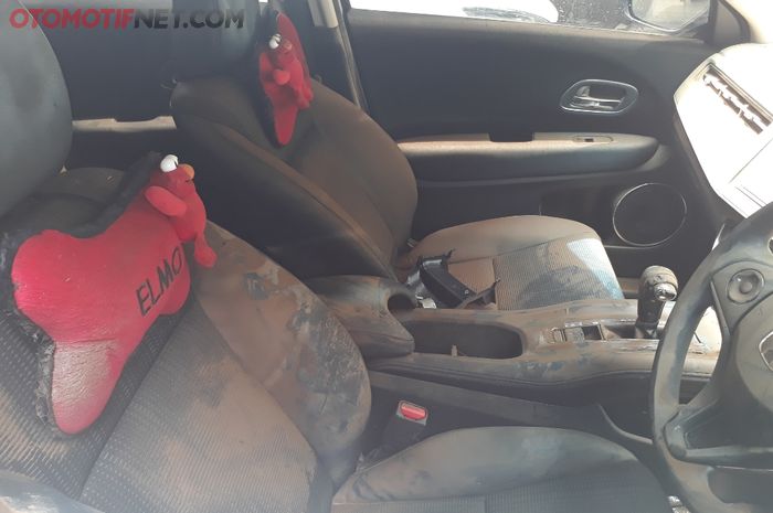 Kondisi interior mobil yang habis terendam banjir 