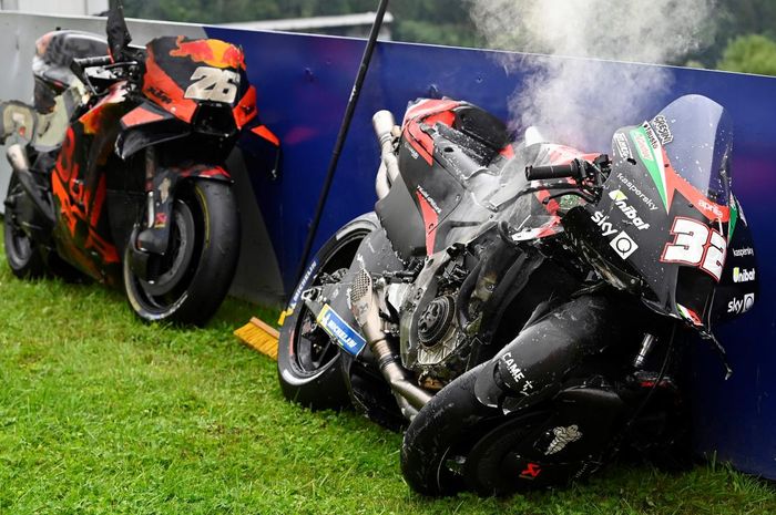 Kondisi motor KTM milik Dani Pedrosa dan motor Aprilia punya Lorenzo Savadori yang terlibat kecelakaan di MotoGP Styria 2021