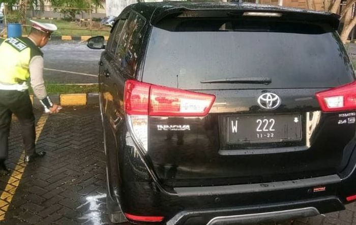 Toyota Kijang Innova lokasi penemuan mayat pria di dalam kabinnya.