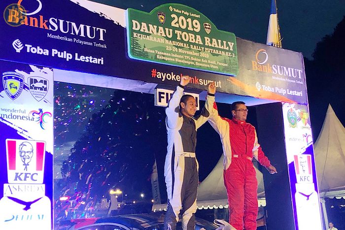 Rihan Variza (kiri) didampingi  co-driver Anthony Sarwono keluar sebagi pemenang Danau Toba Rally 2019