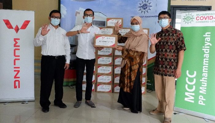 Penyerahan 25.000 masker non medis dari Wuling kepada Muhammadiyah Covid-19 Command Center.