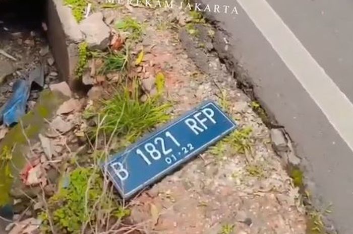 Pelat nomor B 1821 RFP yang digunakan Toyota Avanza saat kecelakaan tabrak pohon di Kemang Raya Timur, Bangka, Mampang Prapatan, Jakarta Selatan