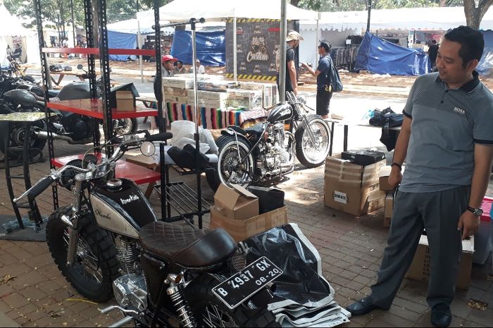 Arief Wismansyah, Wali Kota Tangerang melihat motor custom di Otobursa Tumplek Blek 2019.