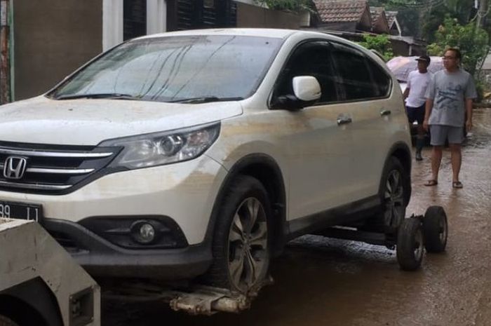 Rekomendasi mobil seken yang aman dari banjir.