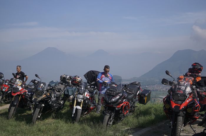 Versys Owners Indonesia [VOID] Chapter DKI Jakarta menghadiri kegiatan Halal Bihalal yang dilakukan di Glamping Merbabu 360 di Desa Cuntel, Kopeng, Kecamatan Getasan, Kabupaten Semarang, Magelang, Jawa Tengah